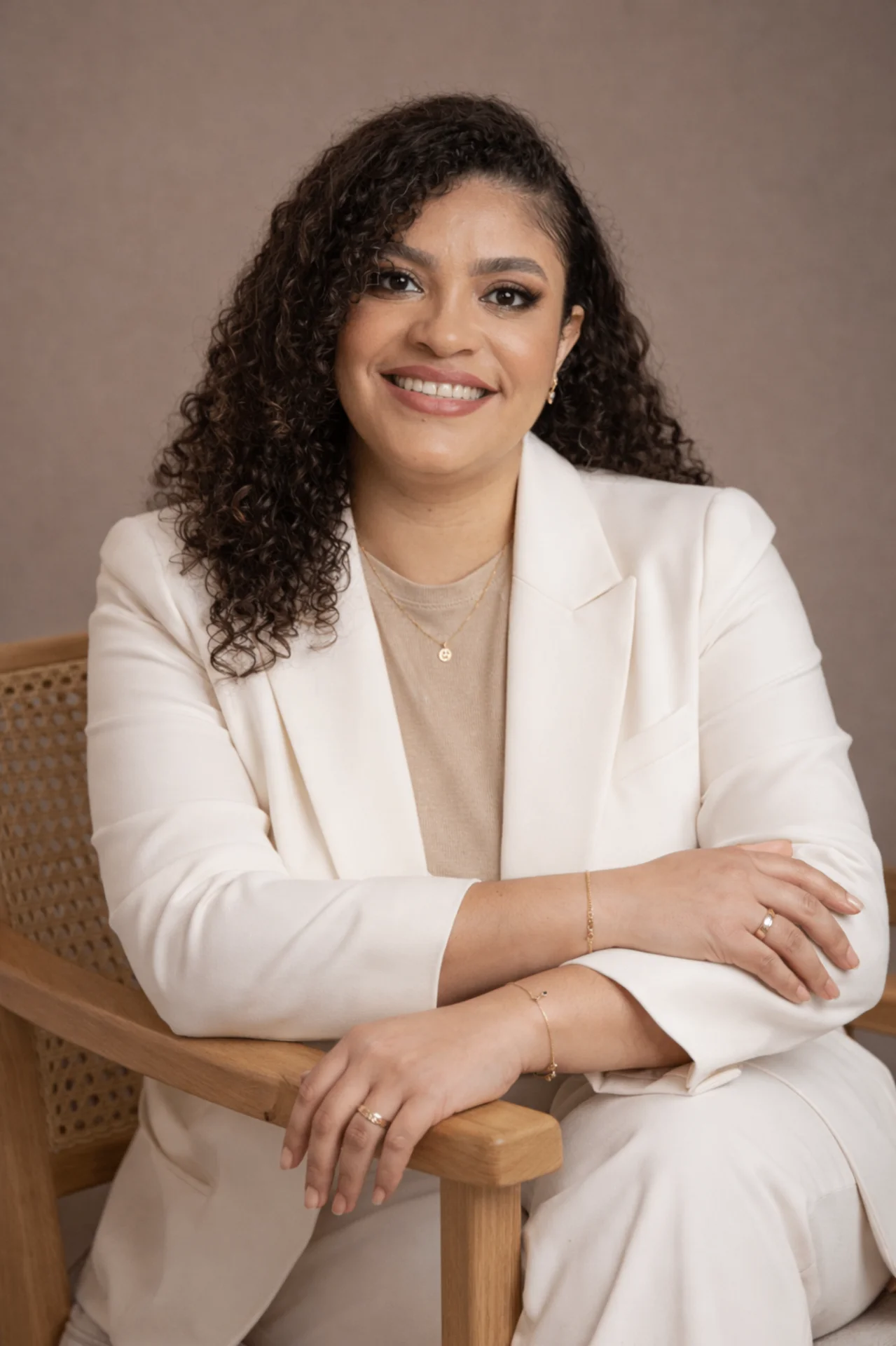 Dra. Mayara Kalonji, médica formada pela UFRJ, atendimento em saúde da mente, comportamento e estilo de vida